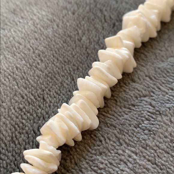 Puka shell necklace ✨ - Picture 2 of 3